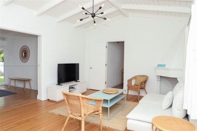 Foto del edificio - 460 NE 76th St