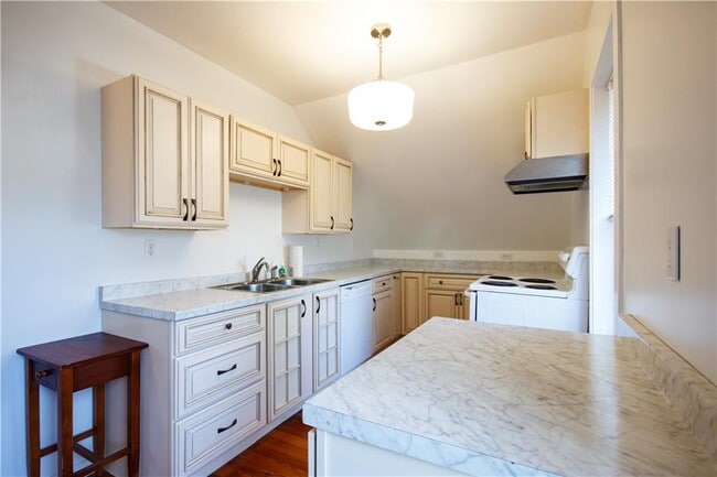 Building Photo - 40 E Barrows St