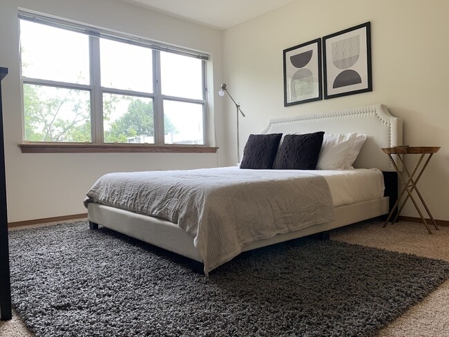 Large Bedroom Windows - Sauk Creek Apartments