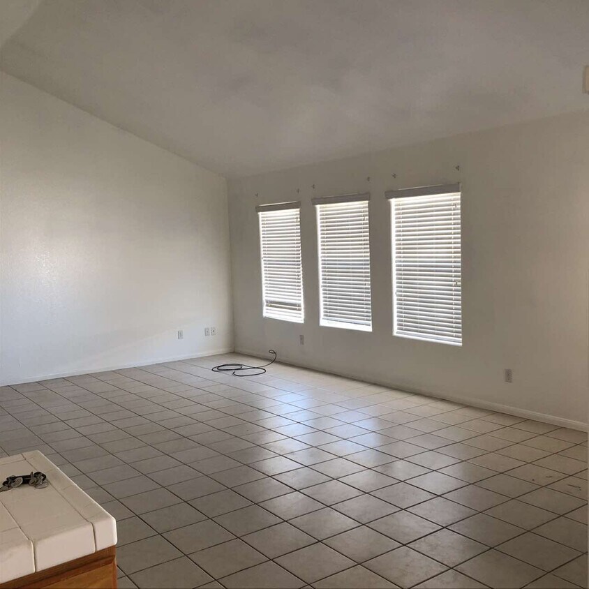 Primary Photo - 2541 E Ambush St
