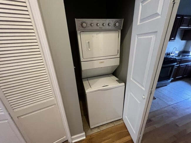 Building Photo - 3 bedroom in Chicago IL 60622