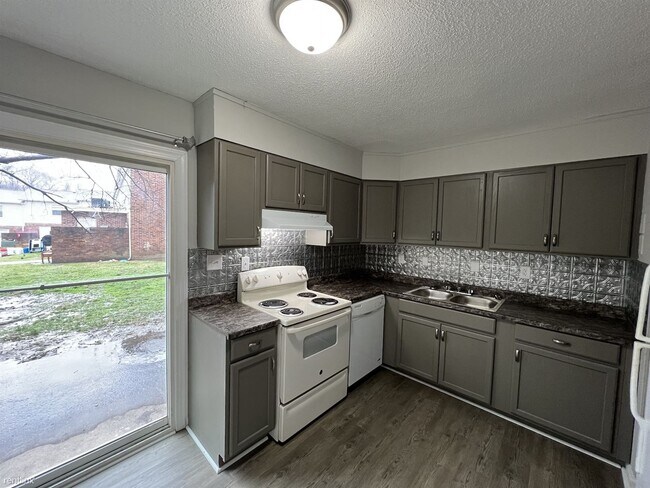 Building Photo - 2 br, 1.5 bath House - 1843 Merritt Dr Apt...