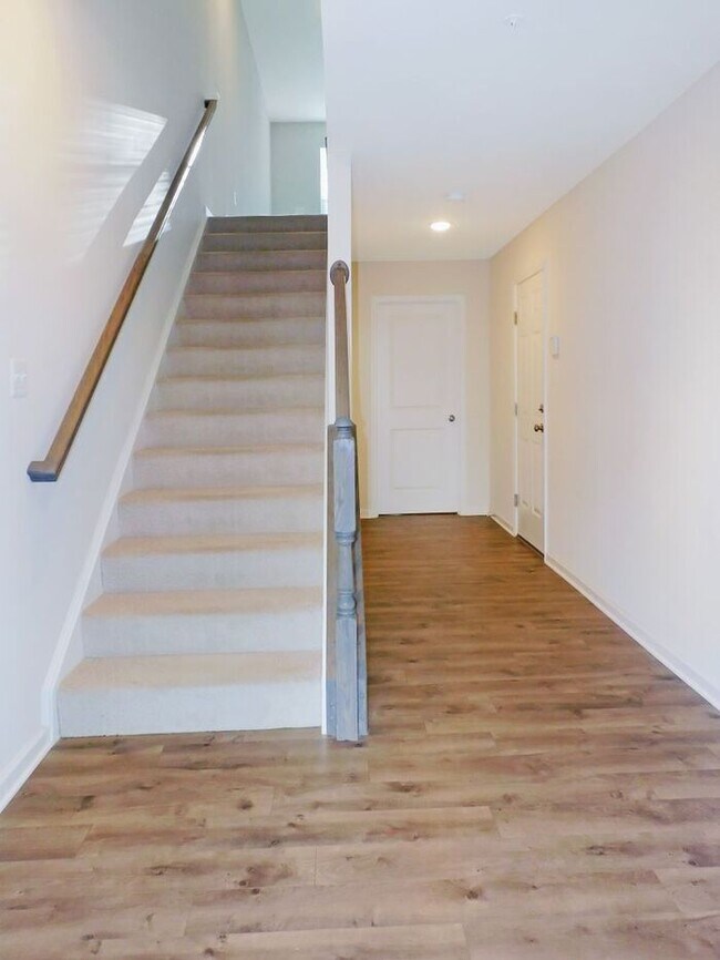 Building Photo - Inner Townhome with Deck and 1 Car Garage
