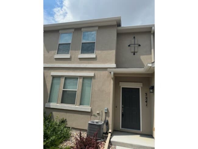Building Photo - Stunning townhouse in Northgate!