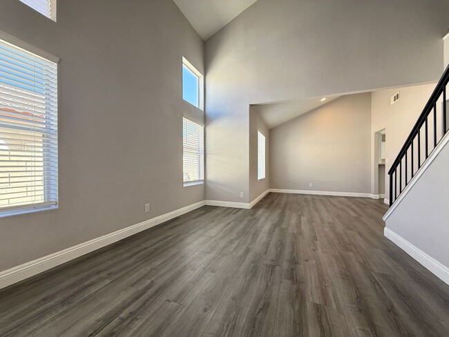 Foto del edificio - 4 BED 3 FULL BATH UPGRADED HOME NEAR SUMMERLIN