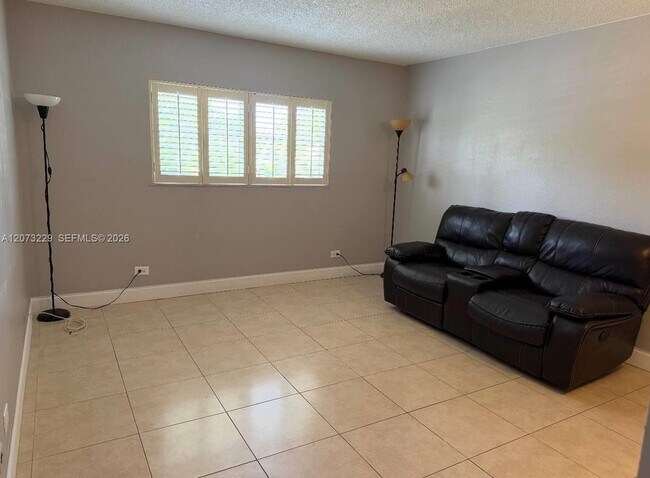 Foto del edificio - 800 NE 195th St