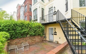 Building Photo - 442 3rd St NE