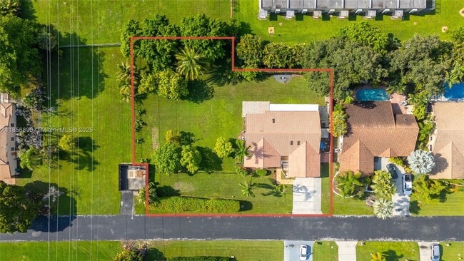 Foto del edificio - 15800 Surrey Cir