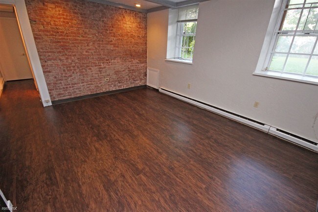 Foto del edificio - 2 br, 1 bath  - Walnut Commons Garden Level