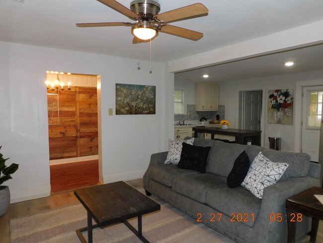 Foto del edificio - 3 Bedroom/2 Bath Furnished Rental - Whole ...
