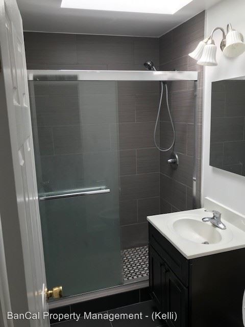 Building Photo - 324 32nd Ave