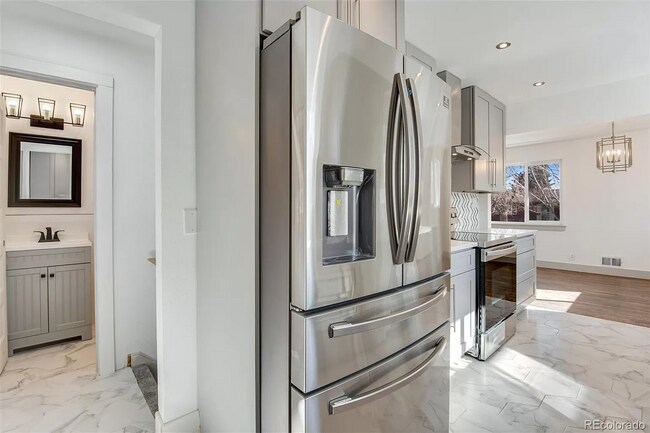 Foto del edificio - Gorgeous 5 Bedroom 2 1/2 Bathroom Littleto...