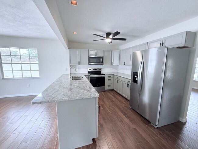 Foto del edificio - 3-Bed/2-Bath Sarasota Gem: Private Pool & Central Location!!