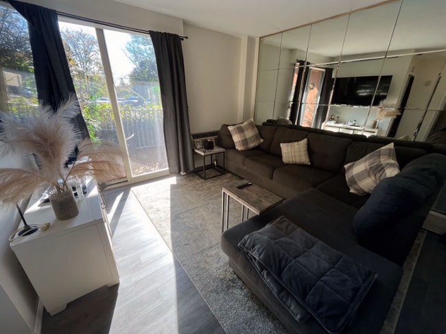 Building Photo - 1 Lakeview Dr