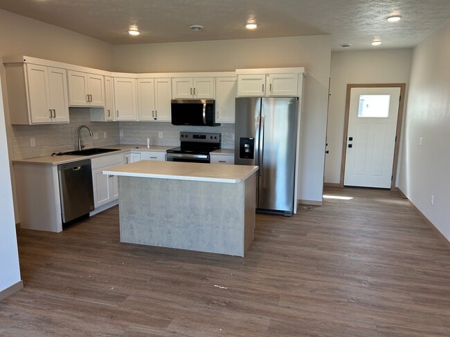 Building Photo - 6103 S Alki Pl