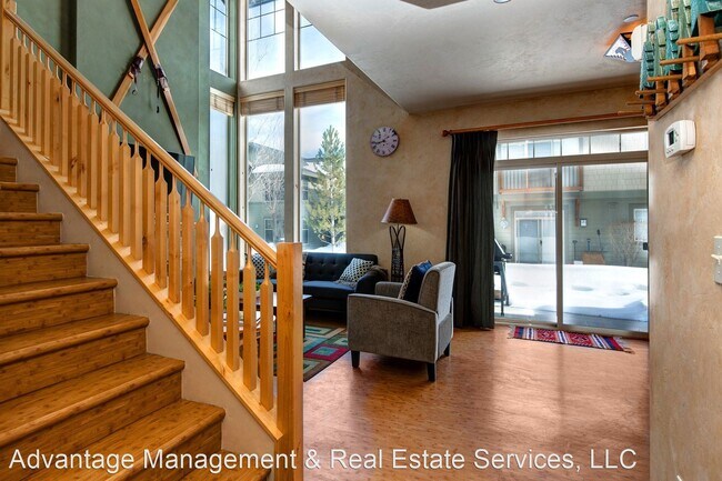 Building Photo - 6042 N Fox Pointe Cir