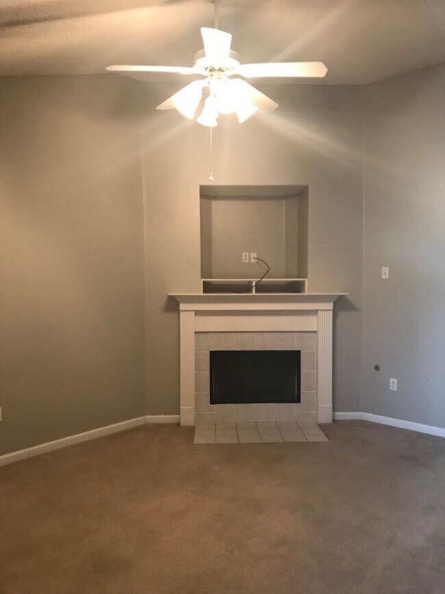 Foto del edificio - Olive Branch - 3 Bedroom, 2 Full bath Split Plan with Patio and Wood Privacy Fenced in Yard - Ove...