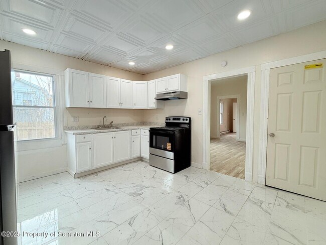 Building Photo - 210 Center Ave