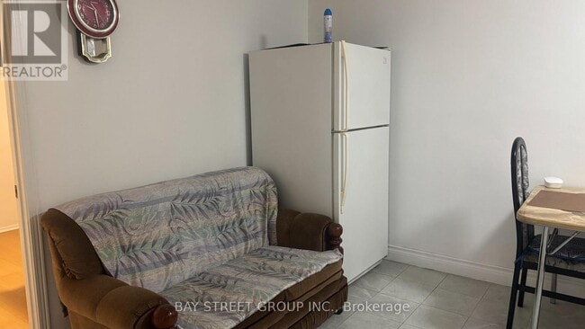 Building Photo - 865 Consort Crescent