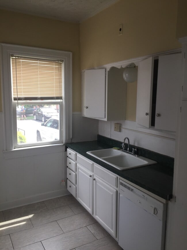 Building Photo - 704 10th Ave