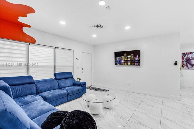 Foto del edificio - 695 NE 160th St