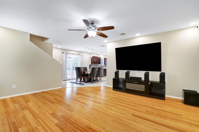 Foto del edificio - Energy-Efficient Oasis: Solar-Powered Two-Story Home with Modern Amenities