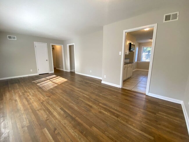 Photo - 3 bed, 2 bath near Yale and Raleigh Millington Rd in Raleigh / $500 gift card offer with 12/31/25... House