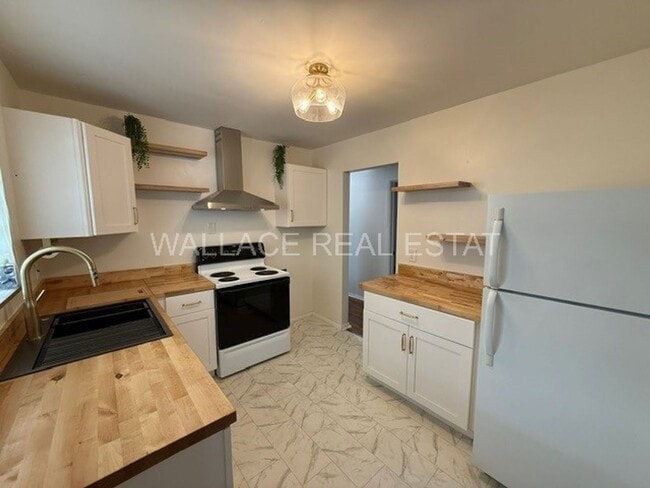 Building Photo - ADORABLE HOUSE IN SoKno WITH 3 BEDROOMS!!