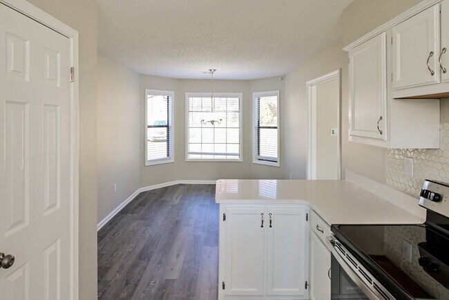 Foto del edificio - 6801 Bramble Ln