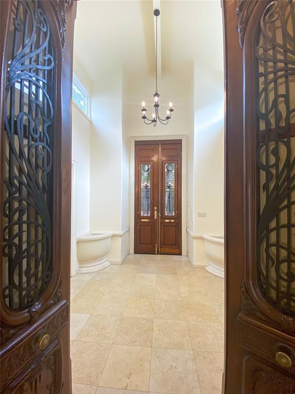 Building Photo - 10 S Briar Hollow Ln