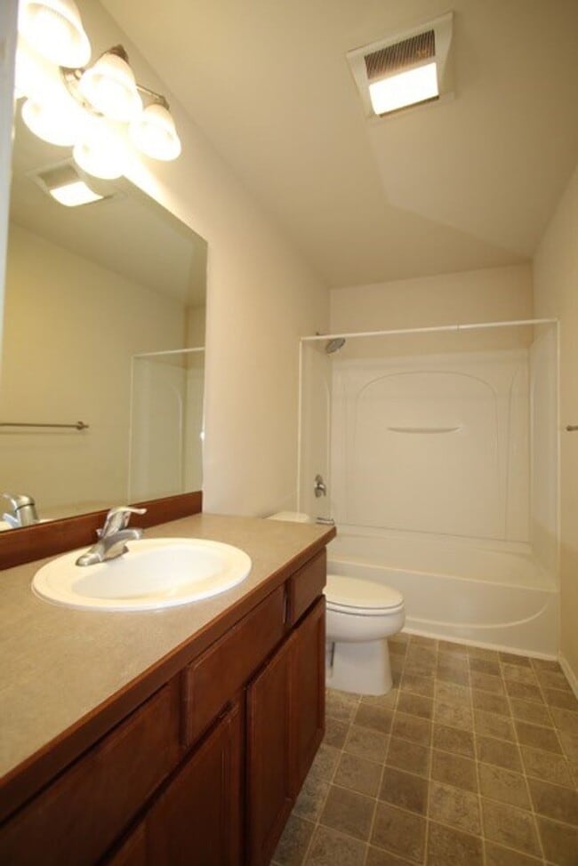 Building Photo - 3 Bedroom Condo in East Anchorage!