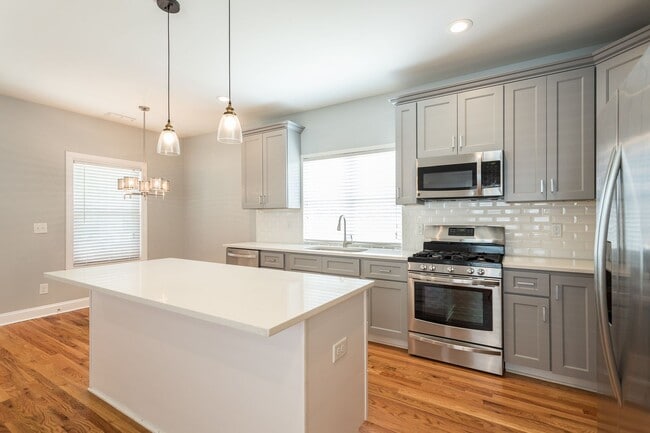 Building Photo - Stunning 3BD, 2.5BA Downtown Raleigh Home with a Fenced Yard