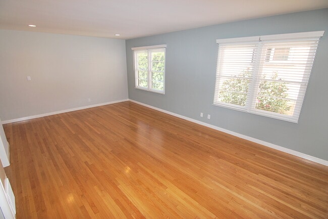 Building Photo - Spacious 1 Bedroom Downtown Long Beach Condo