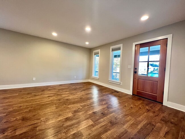 Updated 3 Bed, 2 Bath Cottage in Heart of Lockeland Springs w/ 1 Car Garage - Updated 3 Bed, 2 Bath Cottage in Heart of Lockeland Springs w/ 1 Car Garage House