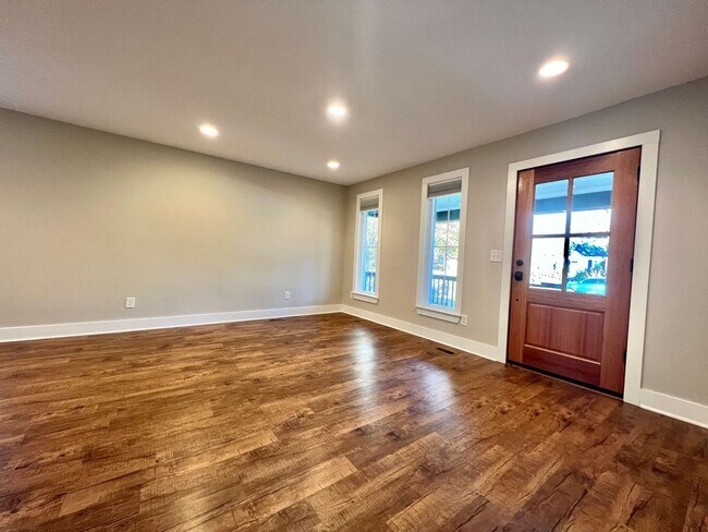 Building Photo - Updated 3 Bed, 2 Bath Cottage in Heart of ...