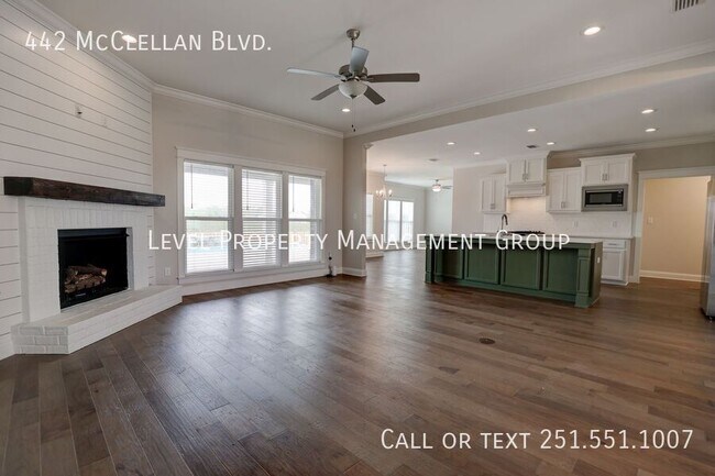 Foto del edificio - 442 McClellan Blvd