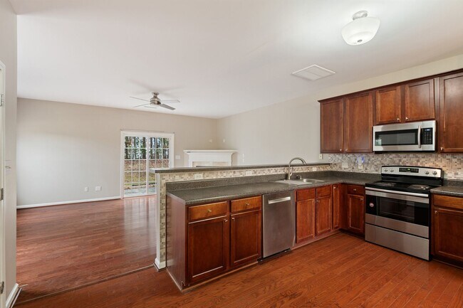 Foto del edificio - Available Now! 3 Bed, 2.5 Ba End-Unit Townhome - Pet Friendly!
