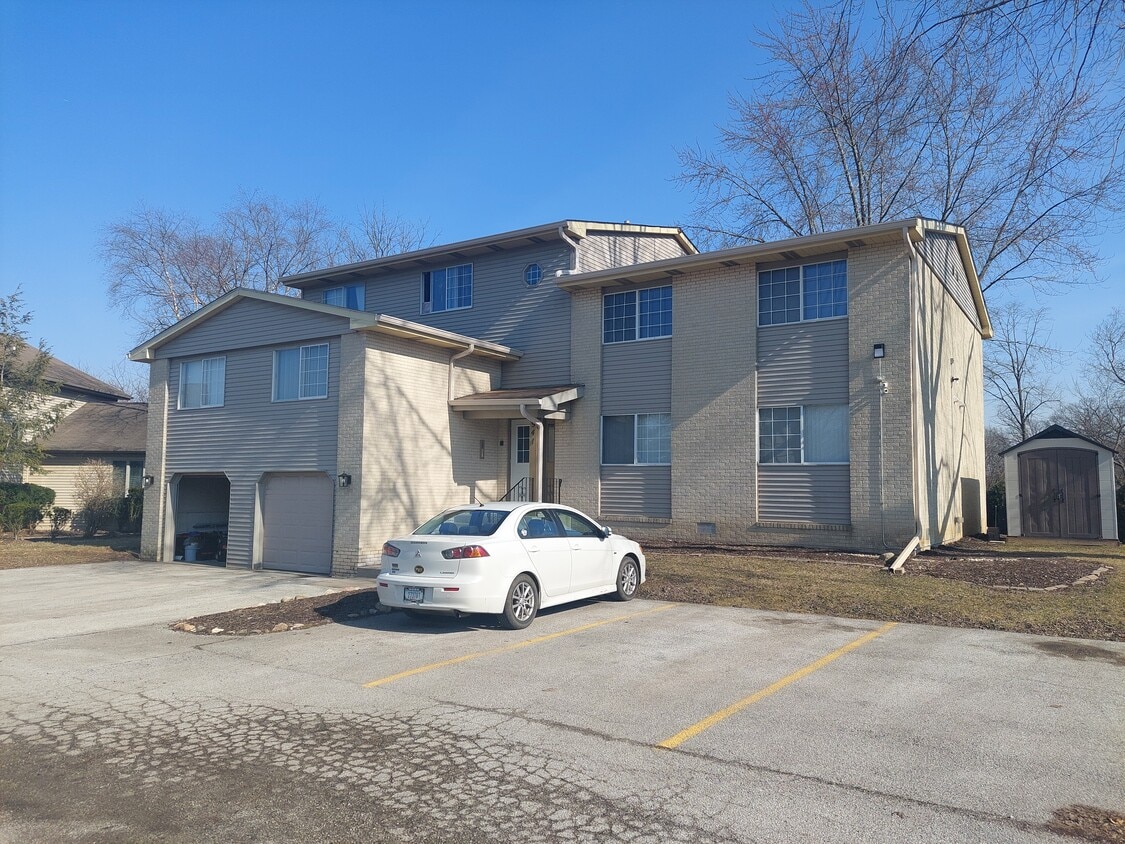 941 High Meadow Dr Unit B, Crown Point, IN 46307 Apartments in Crown