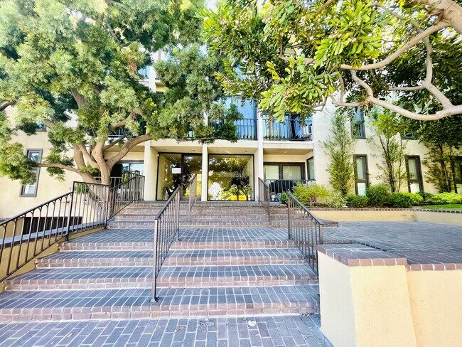 Building Photo - 11789 Montana Ave