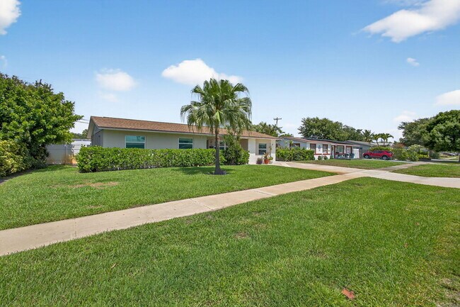 Building Photo - 704 Juniper Dr