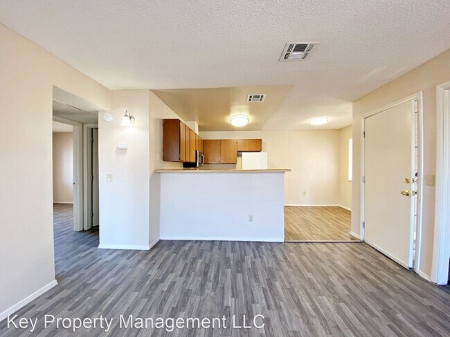 Foto del edificio - 2705 Jennydiane Dr