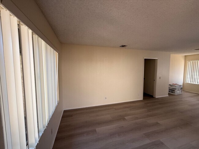 Foto del edificio - Beautifully Updated Camarillo Townhome