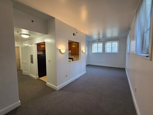 Building Photo - 633 W Washington St