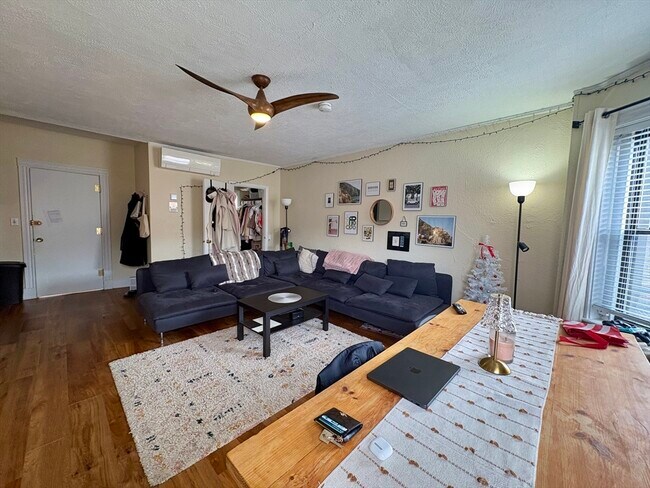 Building Photo - 914 Beacon St