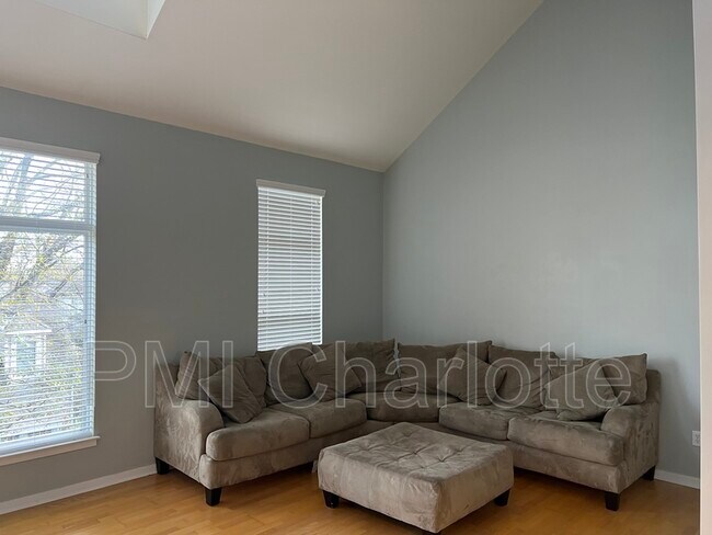 Foto del edificio - 2125 Southend Dr