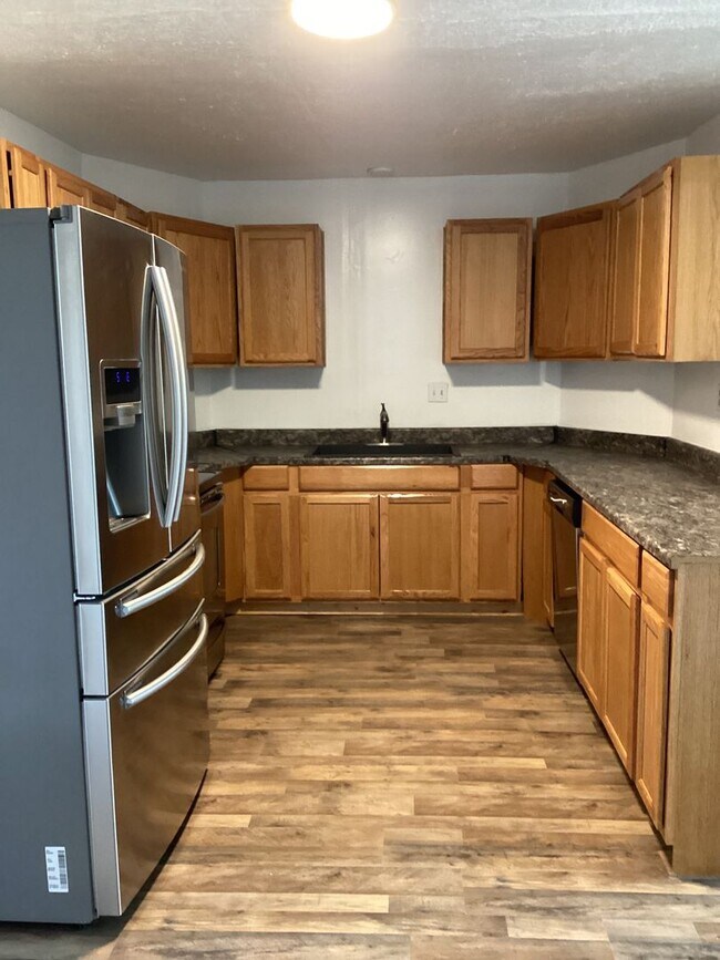 Foto del edificio - Newly Updated Family Home  Close to Jr. High & High School!  Pets welcome!