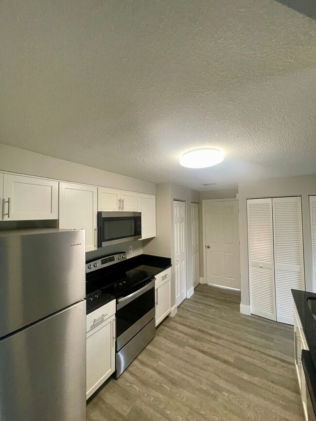 Building Photo - 1 Bedroom / 1 Bath Condo in Gated Community.