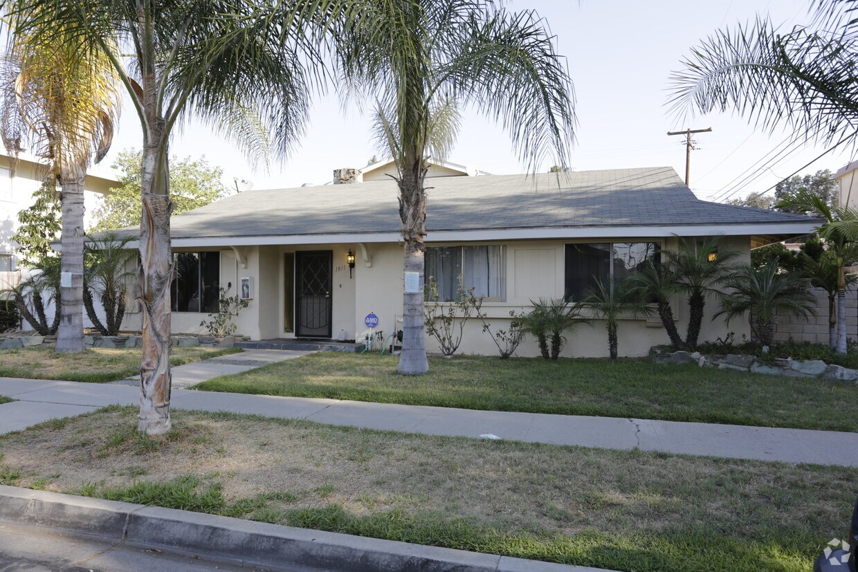 Building Photo - 1811 W Greenleaf Ave