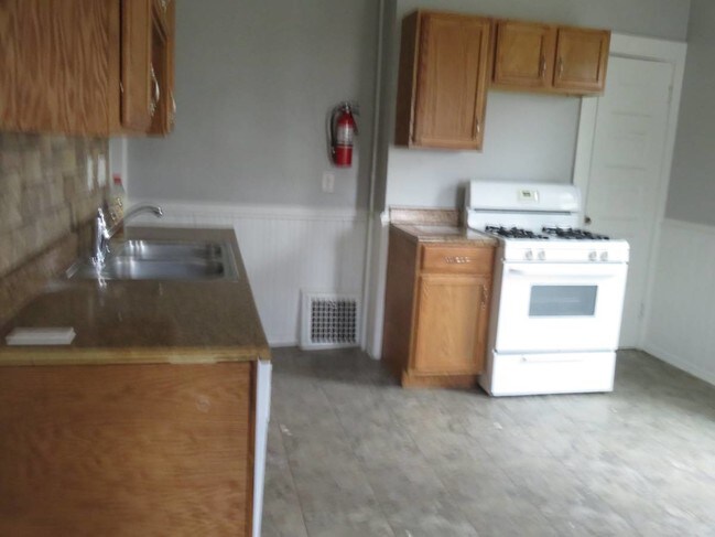 Building Photo - 5 Bd 2bth home