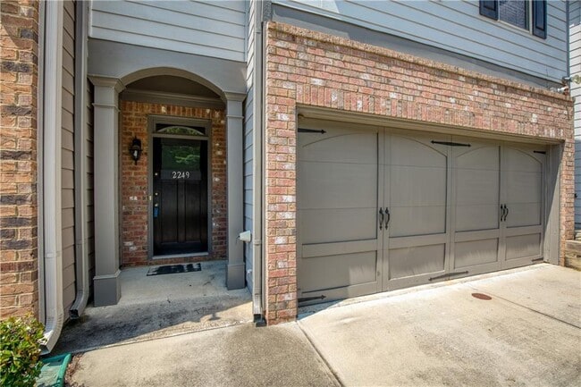 Building Photo - 2249 Knoxhill View